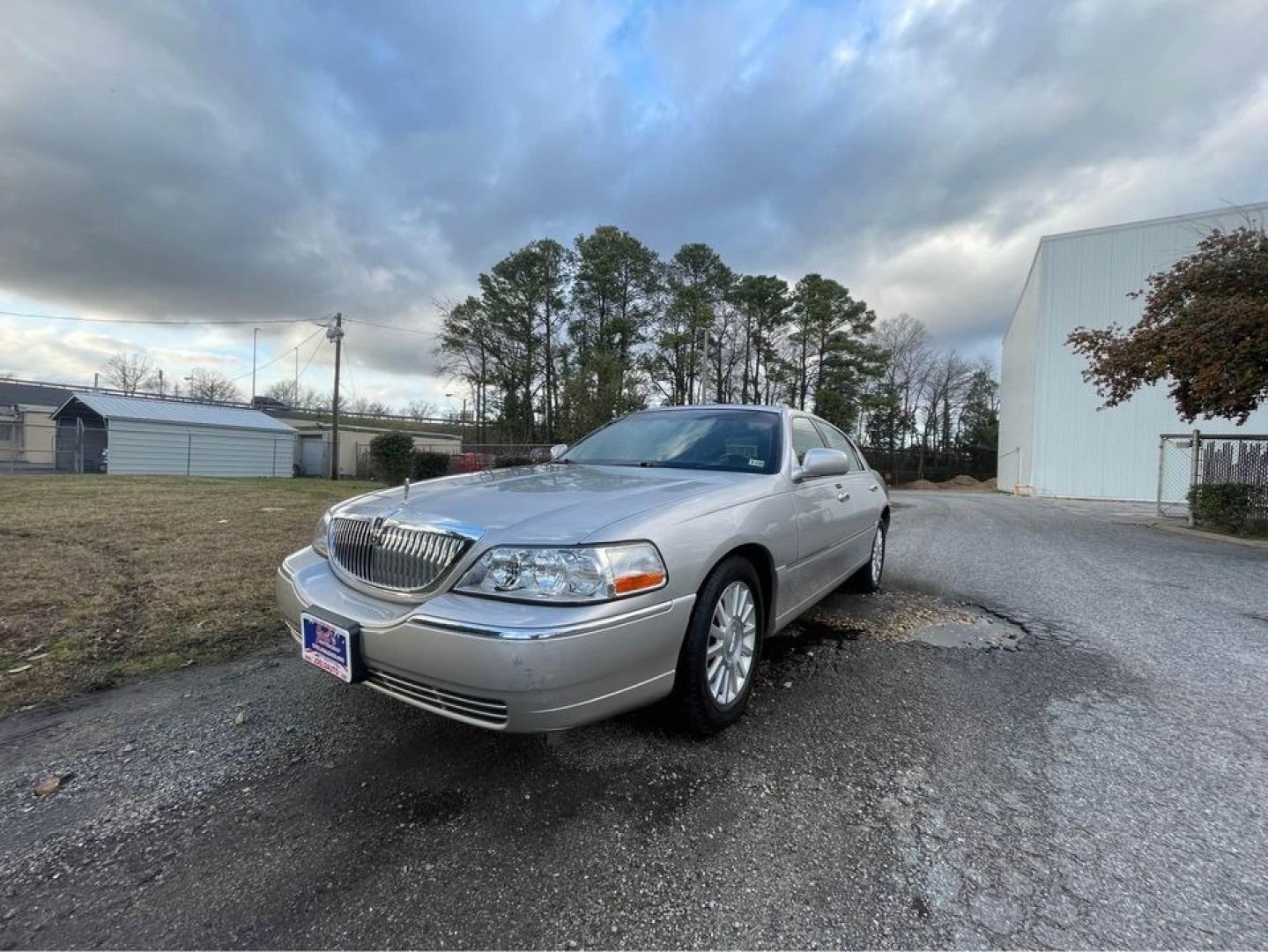 2004 Silver /Black Lincoln Town Car Ultimate (1LNHM83W84Y) with an 4.6 V8 engine, Automatic transmission, located at 5700 Curlew Drive, Norfolk, VA, 23502, (757) 455-6330, 36.841885, -76.209412 - Photo#8